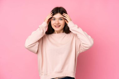 Genç Ukraynalı izole edilmiş pembe geçmişli genç kız. Sürpriz bir ifadeyle.