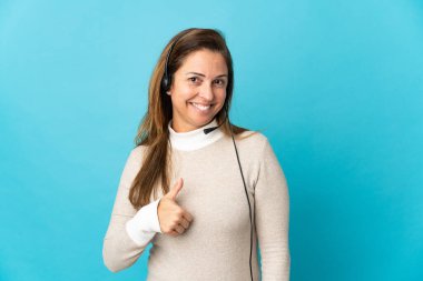 Soyutlanmış mavi bir geçmişi olan genç bir pazarlamacı kadın iyi niyet gösterisi yapıyor.