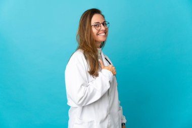 Orta yaşlı Brezilyalı doktor. Mavi arka planda kendini beğenmiş ve gururlu bir kadın.