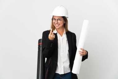 Miğferli orta yaşlı bir mimar, izole edilmiş arka plan üzerinde planları var.