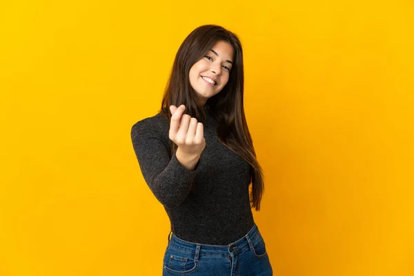 Adolescente Menina Brasileira Isolada Fundo Amarelo Fazendo Gesto Dinheiro — Fotografia de Stock