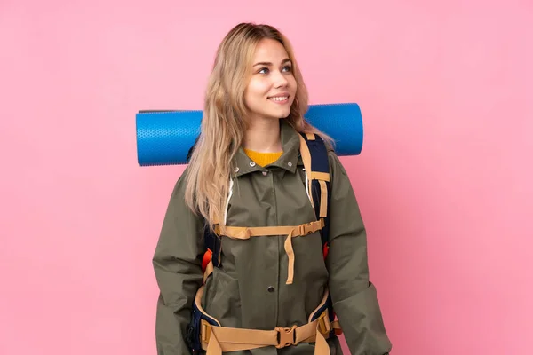 Adolescente Rusa Montañista Chica Con Una Gran Mochila Aislada Sobre —  Fotos de Stock