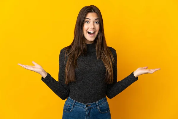 Adolescente Menina Brasileira Isolada Fundo Amarelo Com Expressão Facial Chocada — Fotografia de Stock