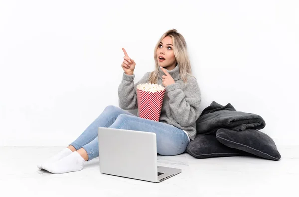 Teenager Ragazza Bionda Mangiare Popcorn Mentre Guarda Film Sul Computer — Foto Stock