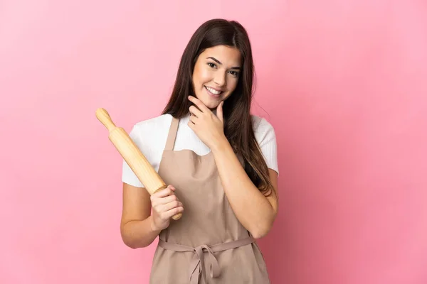 Adolescente Brasileña Sosteniendo Rodillo Aislado Sobre Fondo Rosa Feliz Sonriente — Foto de Stock