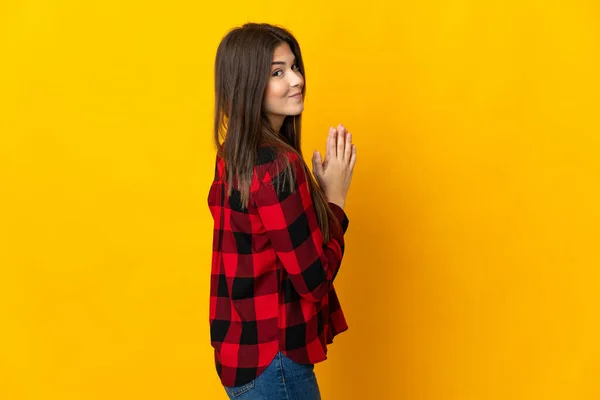 Tiener Braziliaanse Meisje Geïsoleerd Gele Achtergrond Intrigerende Iets — Stockfoto