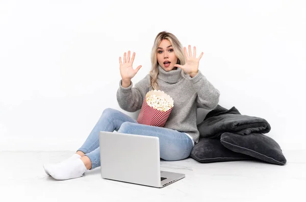 Ragazza Bionda Adolescente Che Mangia Popcorn Mentre Guarda Film Sul — Foto Stock