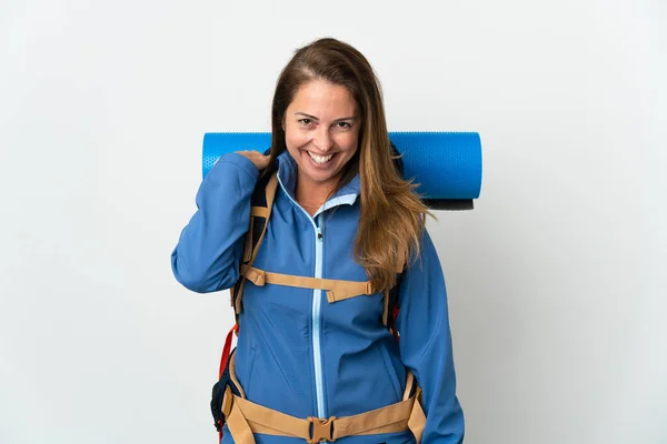 Μέση Ηλικία Ορειβάτης Γυναίκα Ένα Μεγάλο Σακίδιο Απομονωμένη Φόντο Γέλιο — Φωτογραφία Αρχείου