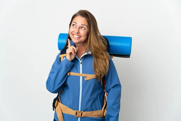 Middle Age Mountaineer Woman Big Backpack Isolated Background Thinking Idea — Stock Photo, Image