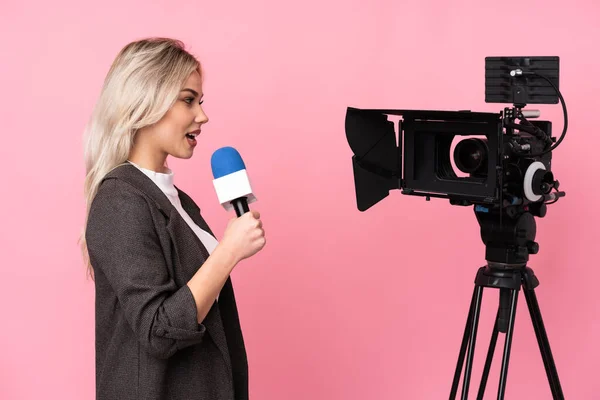 Mulher Repórter Segurando Microfone Reportando Notícias Sobre Fundo Rosa Isolado — Fotografia de Stock