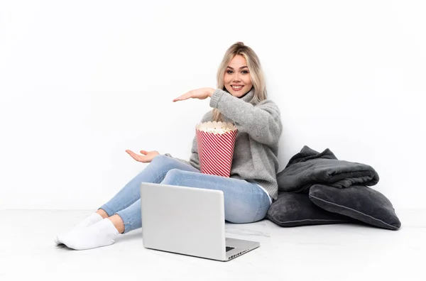 Adolescente Ragazza Bionda Mangiare Popcorn Mentre Guarda Film Sul Computer — Foto Stock