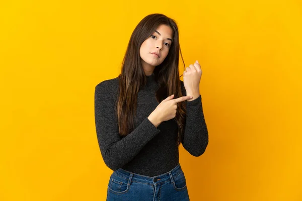 Adolescente Brésilienne Isolée Sur Fond Jaune Faisant Geste Être Retard — Photo