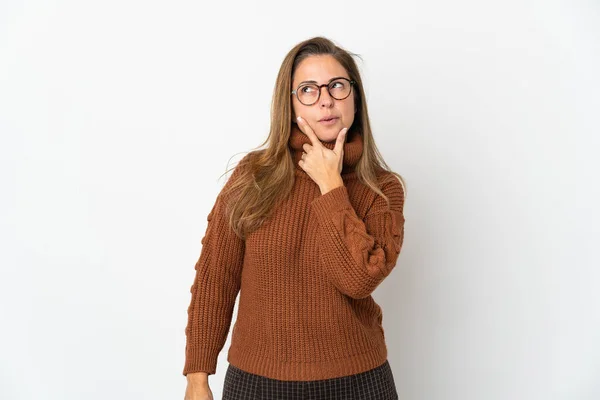 Mujer Brasileña Mediana Edad Aislada Sobre Fondo Blanco Con Dudas —  Fotos de Stock