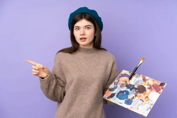 Ukraiński Młody Artysta Dziewczyna Trzyma Paletę Odizolowanym Fioletowym Tle Zaskoczony — Zdjęcie stockowe