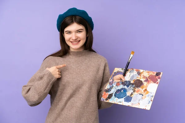 Joven Artista Ucraniana Sosteniendo Una Paleta Sobre Fondo Púrpura Aislado — Foto de Stock