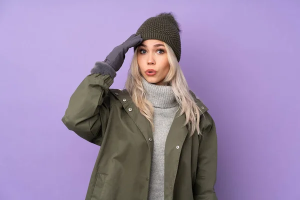 Adolescente Blonde Avec Chapeau Hiver Sur Fond Violet Isolé Vient — Photo