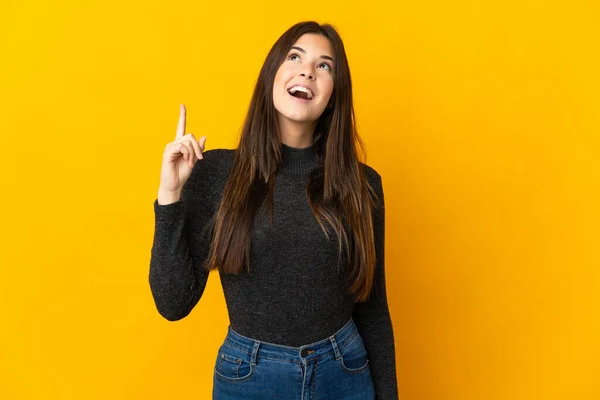 Adolescente Menina Brasileira Isolada Fundo Amarelo Apontando Para Cima Surpreso — Fotografia de Stock