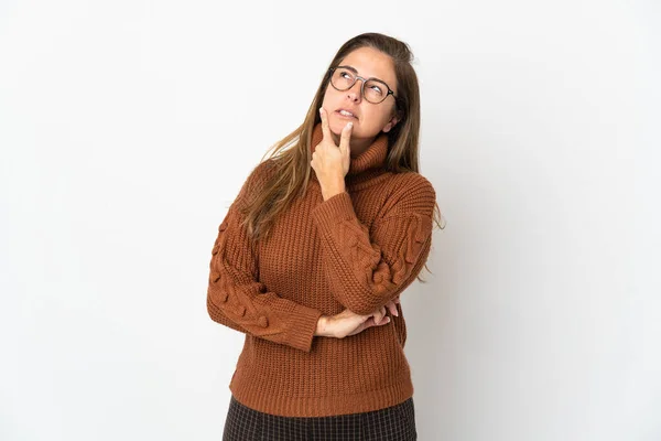 Moyen Age Femme Brésilienne Isolée Sur Fond Blanc Ayant Des — Photo