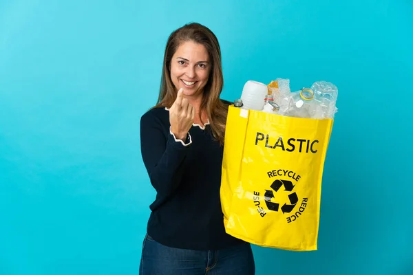 Medelålders Brasiliansk Kvinna Håller Påse Full Plastflaskor För Att Återvinna — Stockfoto