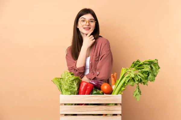 Niña Agricultora Joven Con Verduras Recién Recogidas Una Caja Con — Foto de Stock