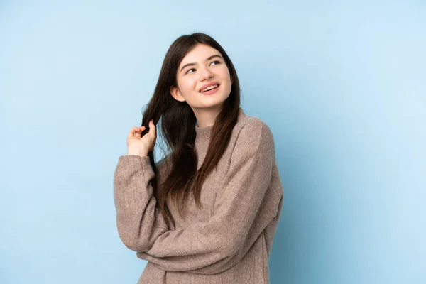 Joven Adolescente Ucraniana Usando Suéter Sobre Fondo Azul Aislado Pensando — Foto de Stock