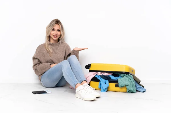 Adolescente Blonde Avec Une Valise Pleine Vêtements Assis Sur Sol — Photo