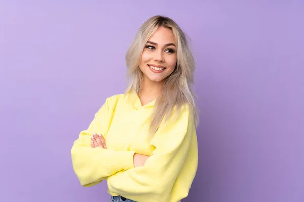 Chica Adolescente Con Una Sudadera Amarilla Sobre Fondo Púrpura Aislado — Foto de Stock