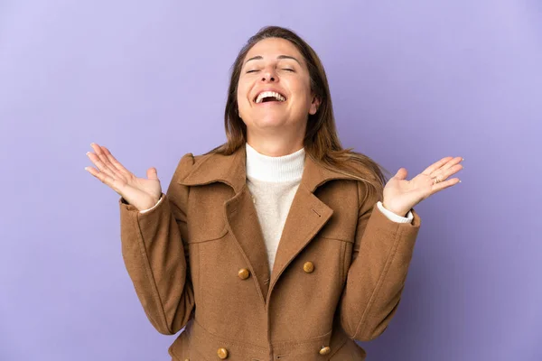 Mujer Brasileña Mediana Edad Aislada Sobre Fondo Púrpura Sonriendo Mucho — Foto de Stock