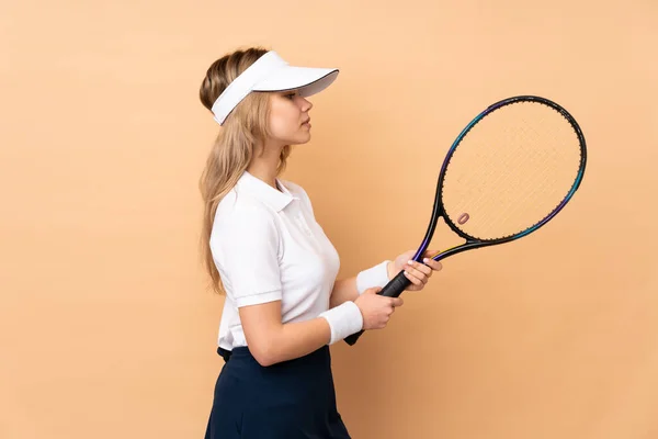 Teenager Russische Mädchen Isoliert Auf Beigem Hintergrund Tennis Spielen — Stockfoto