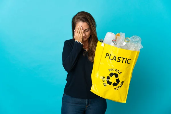 Brazylijka Średnim Wieku Torbą Pełną Plastikowych Butelek Recyklingu Niebieskim Tle — Zdjęcie stockowe