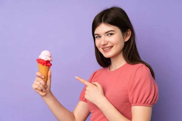 Ung Ukrainska Tonåring Flicka Som Håller Cornet Glass Över Isolerade — Stockfoto