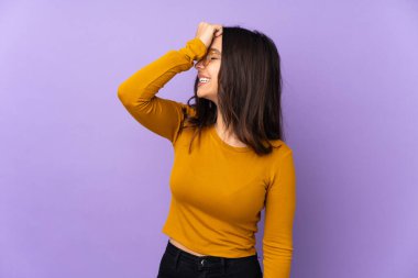 Mor arka planda izole edilmiş genç melez kadın bir şey fark etti ve çözümü arıyor.