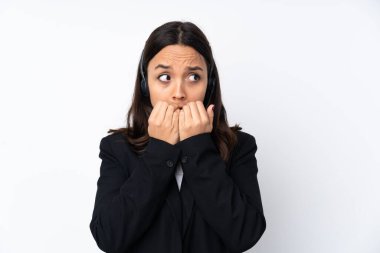 Beyaz arka planda izole edilmiş genç bir pazarlamacı kadın gergin ve korkmuş bir şekilde elleriyle suni teneffüs yapıyor.