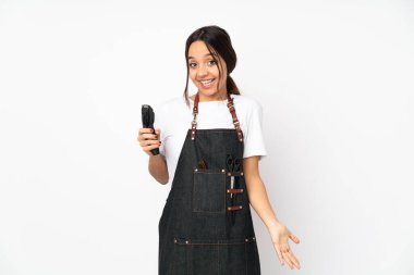 Beyaz arka planda izole edilmiş genç kuaför kadın gülümsüyor.