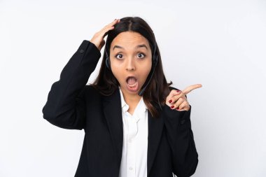 Beyaz arka planda izole edilmiş genç pazarlamacı kadın şaşırdı ve parmağını yana çevirdi.