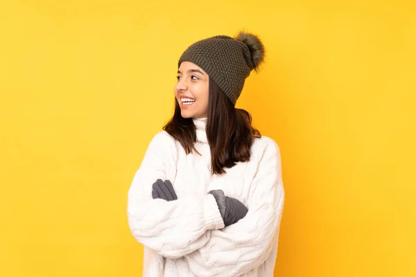 Jovem Mulher Com Chapéu Inverno Sobre Fundo Amarelo Isolado Feliz — Fotografia de Stock