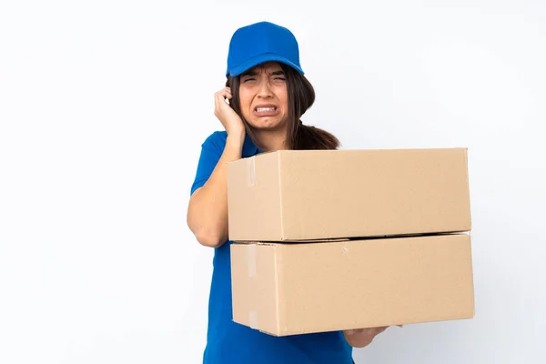 Jovem Entrega Morena Menina Sobre Isolado Fundo Branco Frustrado Cobrindo — Fotografia de Stock