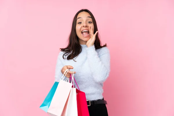 Mujer Joven Con Bolsa Compras Sobre Fondo Rosa Aislado Gritando —  Fotos de Stock