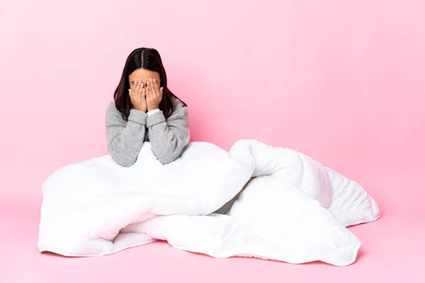 Young Mixed Race Woman Wearing Pijama Sitting Floor Covering Eyes — Stock Photo, Image