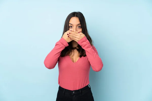 Junge Gemischte Rasse Frau Isoliert Auf Blauem Hintergrund Bedeckt Mund — Stockfoto