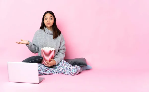 Junge Frau Mit Gemischter Rasse Isst Popcorn Während Sie Einen — Stockfoto