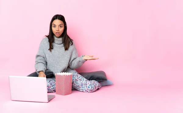 Giovane Donna Razza Mista Mangiare Popcorn Mentre Guarda Film Sul — Foto Stock