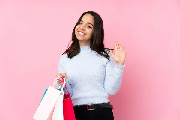 Soyutlanmış Pembe Arka Planda Alışveriş Çantasıyla Genç Bir Kadın Mutlu — Stok fotoğraf
