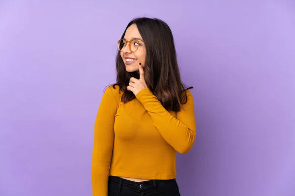 Mujer Joven Raza Mixta Aislada Sobre Fondo Púrpura Pensando Una —  Fotos de Stock