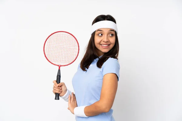 Genç Badmintoncu Kadın Soyutlanmış Beyaz Arka Planda Kolları Bağlı Mutlu — Stok fotoğraf