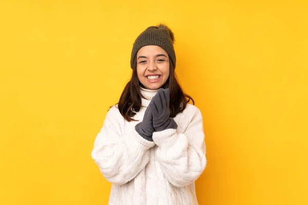 Ung Kvinna Med Vinter Hatt Över Isolerad Gul Bakgrund Applåderar — Stockfoto