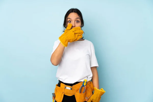 Young Electrician Woman Isolated Blue Background Covering Mouth Hands — Stock Photo, Image