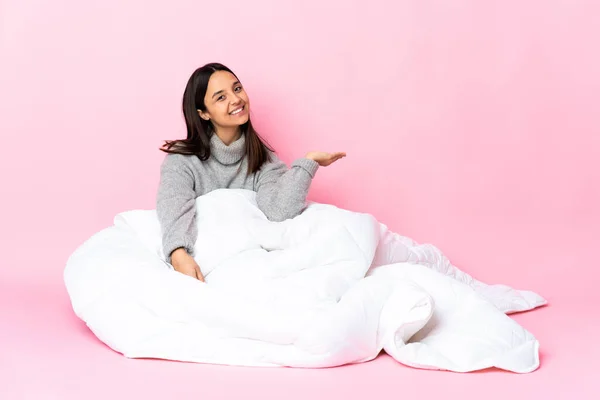 Jeune Femme Métisse Portant Pyjama Assis Sur Sol Étendant Les — Photo