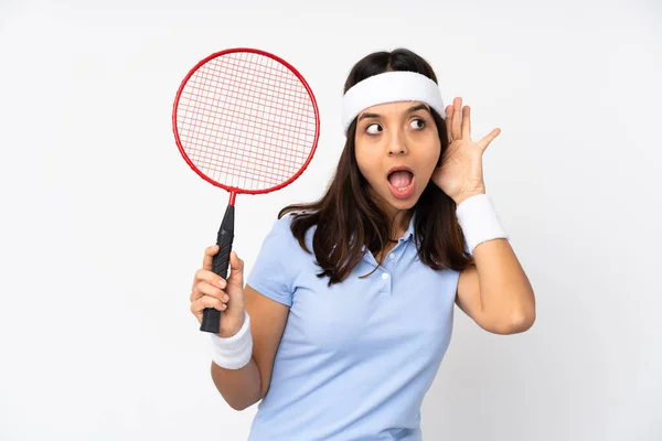 Genç Badmintoncu Kadın Izole Edilmiş Beyaz Arka Planda Elini Kulağına — Stok fotoğraf