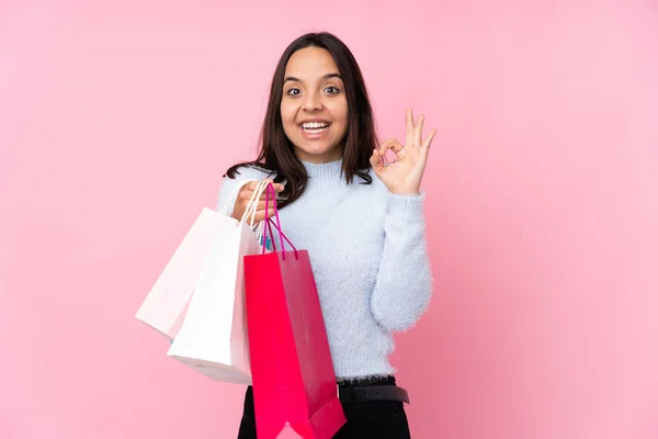 Ung Kvinna Med Shoppingväska Över Isolerad Rosa Bakgrund Förvånad Och — Stockfoto